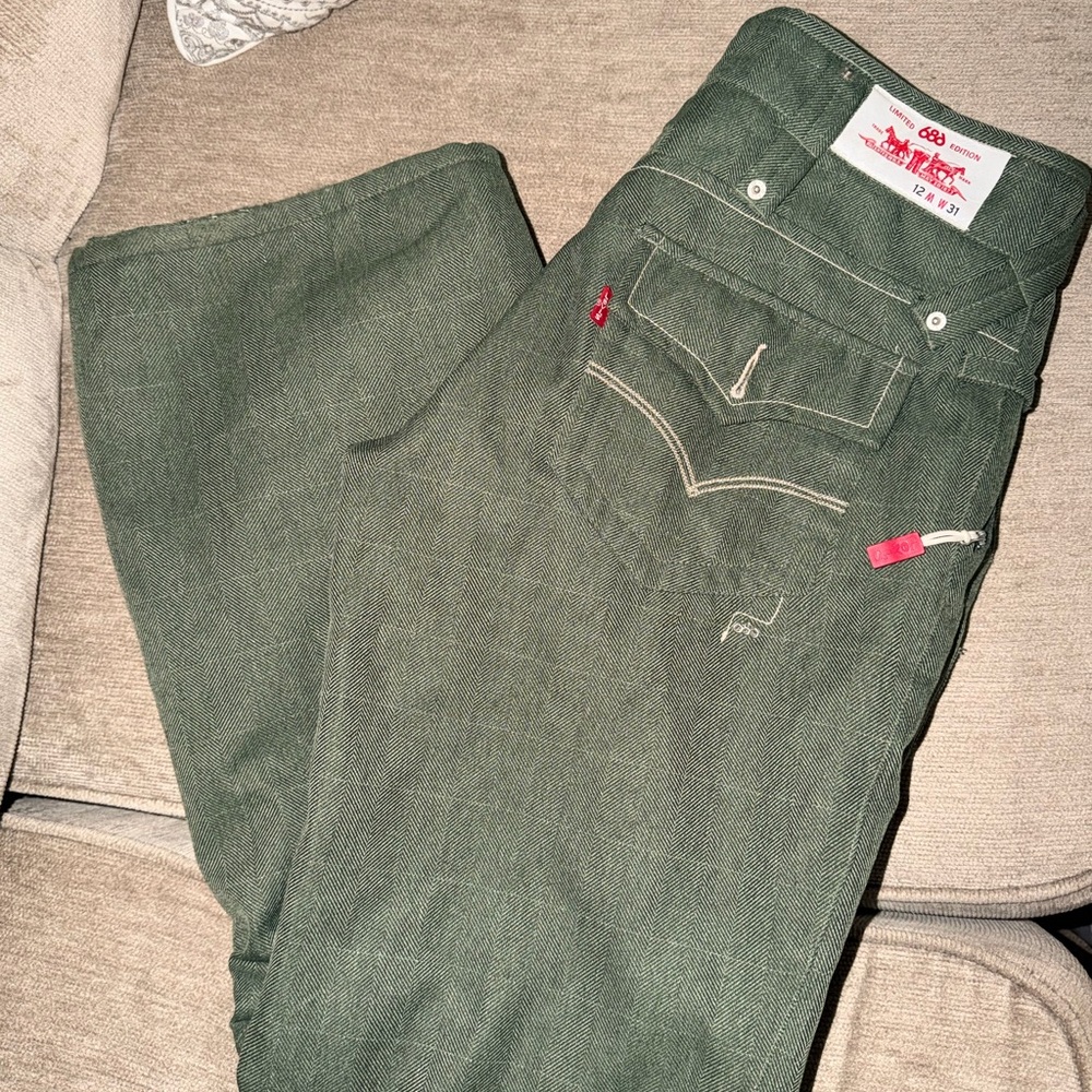 686 X Levi Limited Edition Snowboard Set